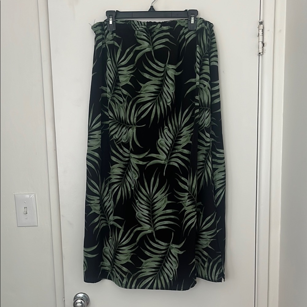 Elegant Black and Green Leaf Print Skirt